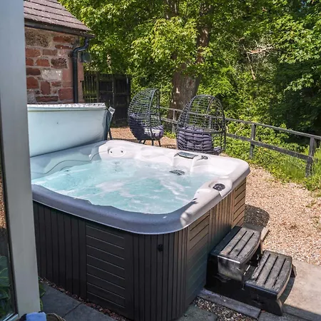 Beckside Cottage, Near Carlisle Romantic With Hot Tub
